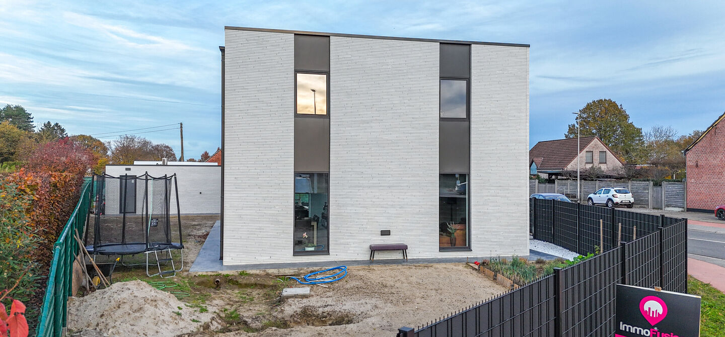 Bij ImmoFusion 7/7 “open huis”: klik op onze 3D-TOUR.
Ervaar vastgoed alsof je er zelf doorloopt!

Stap binnen in deze uitzonderlijk moderne nieuwbouwwoning (2024), ideaal gelegen als open bebouwing op een ruim hoekperceel van 528m² in Koersel. Deze 