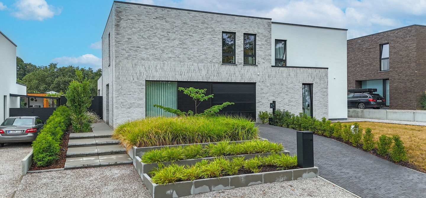 Instapklare woning met het comfort van nieuwbouw, volledig hoogwaardig afgewerkt en gebouwd in 2023, gelegen te Zwanenbergstraat 40 in Paal.
Deze moderne woning combineert een luxueuze afwerking, hedendaags wooncomfort en een uitstekende energieprestatie