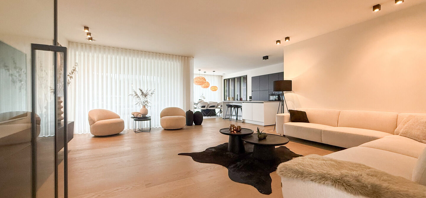 Instapklare woning met het comfort van nieuwbouw, volledig hoogwaardig afgewerkt en gebouwd in 2023, gelegen te Zwanenbergstraat 40 in Paal.
Deze moderne woning combineert een luxueuze afwerking, hedendaags wooncomfort en een uitstekende energieprestatie
