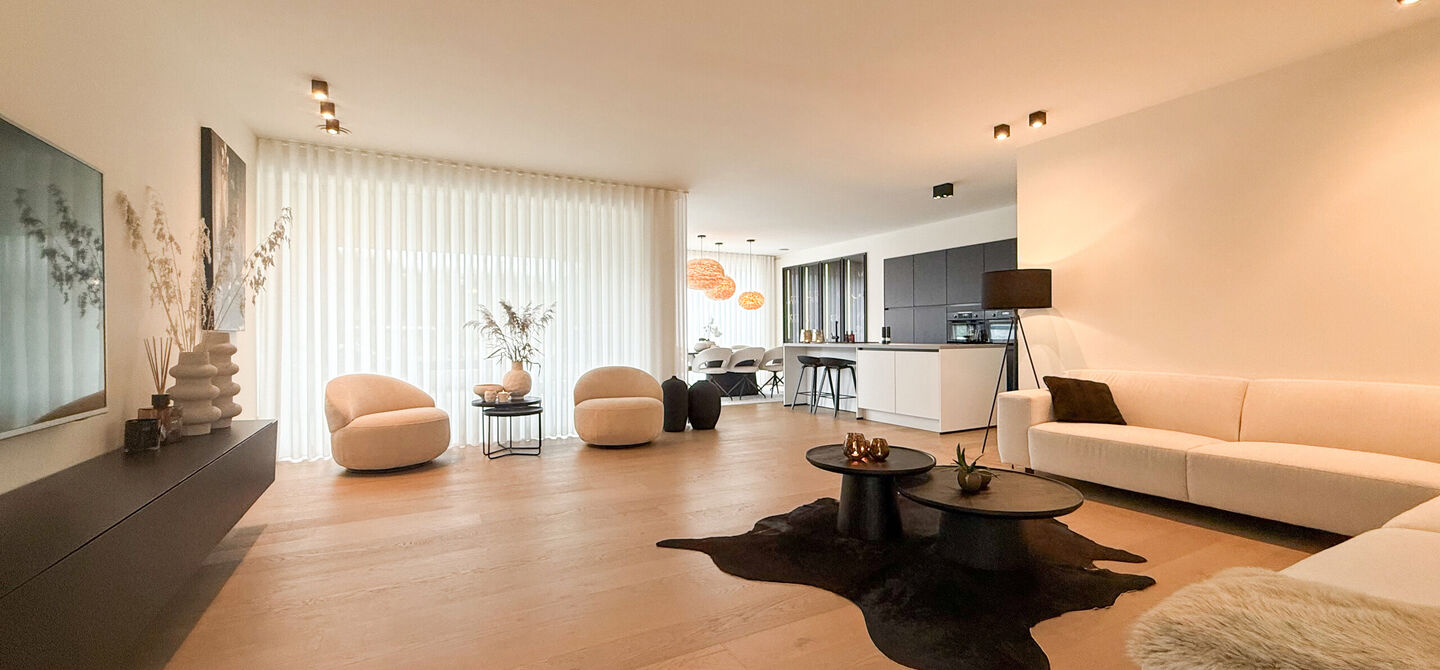 Instapklare woning met het comfort van nieuwbouw, volledig hoogwaardig afgewerkt en gebouwd in 2023, gelegen te Zwanenbergstraat 40 in Paal.
Deze moderne woning combineert een luxueuze afwerking, hedendaags wooncomfort en een uitstekende energieprestatie
