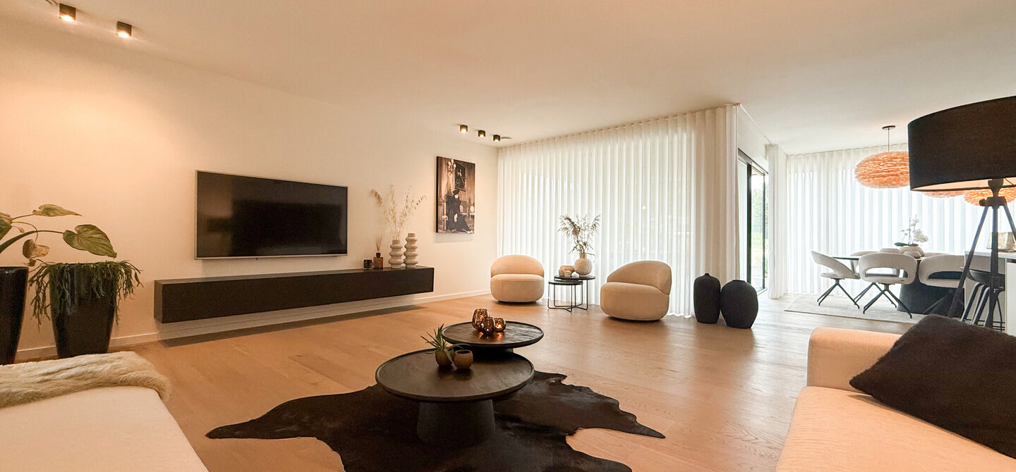 Instapklare woning met het comfort van nieuwbouw, volledig hoogwaardig afgewerkt en gebouwd in 2023, gelegen te Zwanenbergstraat 40 in Paal.
Deze moderne woning combineert een luxueuze afwerking, hedendaags wooncomfort en een uitstekende energieprestatie