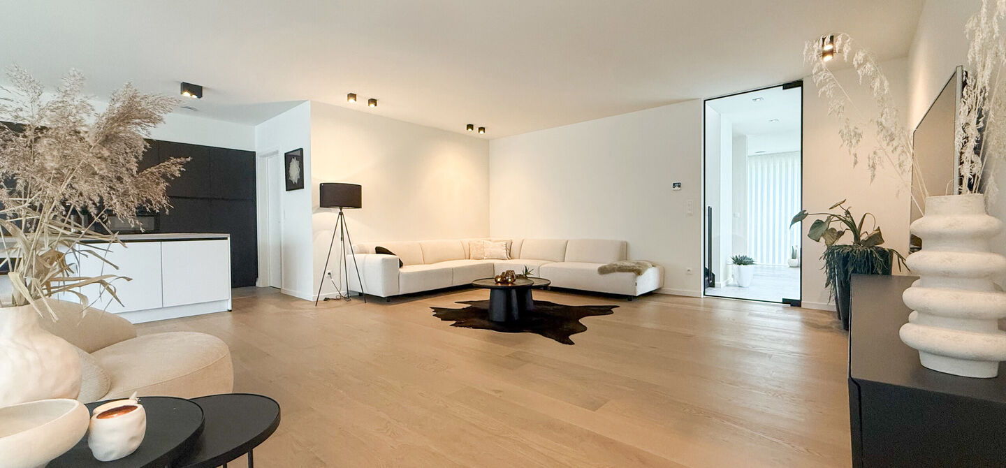 Instapklare woning met het comfort van nieuwbouw, volledig hoogwaardig afgewerkt en gebouwd in 2023, gelegen te Zwanenbergstraat 40 in Paal.
Deze moderne woning combineert een luxueuze afwerking, hedendaags wooncomfort en een uitstekende energieprestatie