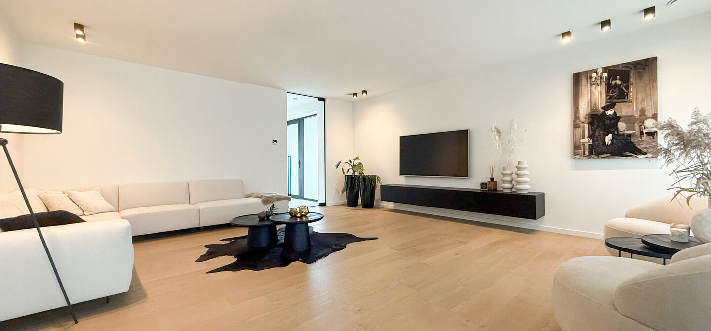 Instapklare woning met het comfort van nieuwbouw, volledig hoogwaardig afgewerkt en gebouwd in 2023, gelegen te Zwanenbergstraat 40 in Paal.
Deze moderne woning combineert een luxueuze afwerking, hedendaags wooncomfort en een uitstekende energieprestatie