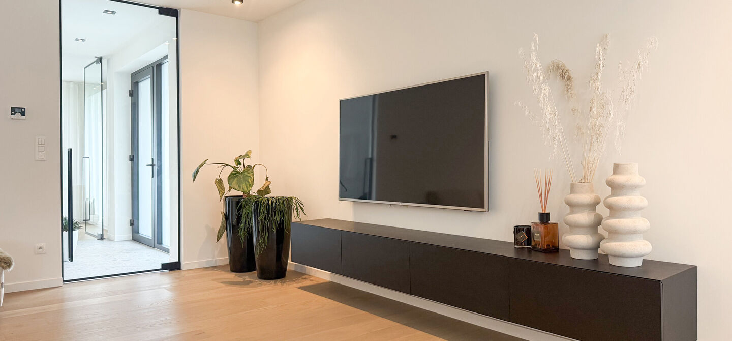 Instapklare woning met het comfort van nieuwbouw, volledig hoogwaardig afgewerkt en gebouwd in 2023, gelegen te Zwanenbergstraat 40 in Paal.
Deze moderne woning combineert een luxueuze afwerking, hedendaags wooncomfort en een uitstekende energieprestatie