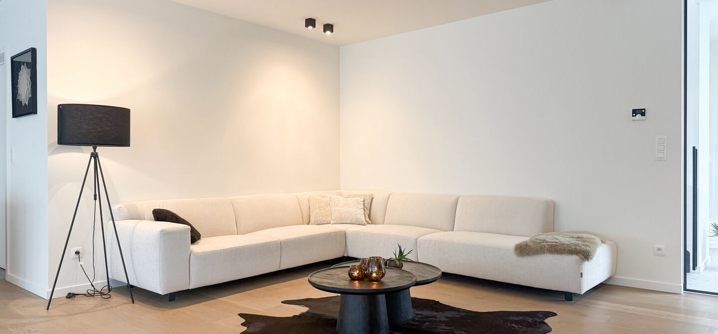 Instapklare woning met het comfort van nieuwbouw, volledig hoogwaardig afgewerkt en gebouwd in 2023, gelegen te Zwanenbergstraat 40 in Paal.
Deze moderne woning combineert een luxueuze afwerking, hedendaags wooncomfort en een uitstekende energieprestatie