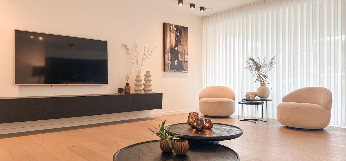 Instapklare woning met het comfort van nieuwbouw, volledig hoogwaardig afgewerkt en gebouwd in 2023, gelegen te Zwanenbergstraat 40 in Paal.
Deze moderne woning combineert een luxueuze afwerking, hedendaags wooncomfort en een uitstekende energieprestatie