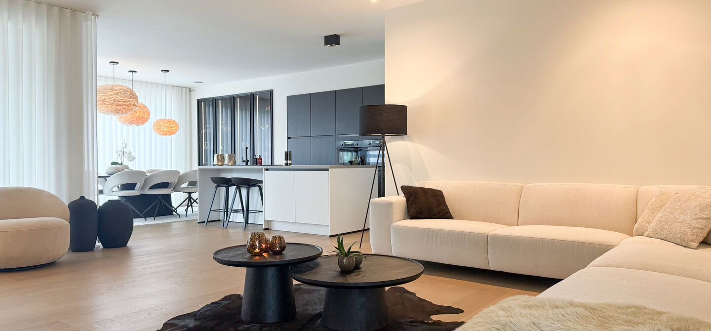 Instapklare woning met het comfort van nieuwbouw, volledig hoogwaardig afgewerkt en gebouwd in 2023, gelegen te Zwanenbergstraat 40 in Paal.
Deze moderne woning combineert een luxueuze afwerking, hedendaags wooncomfort en een uitstekende energieprestatie