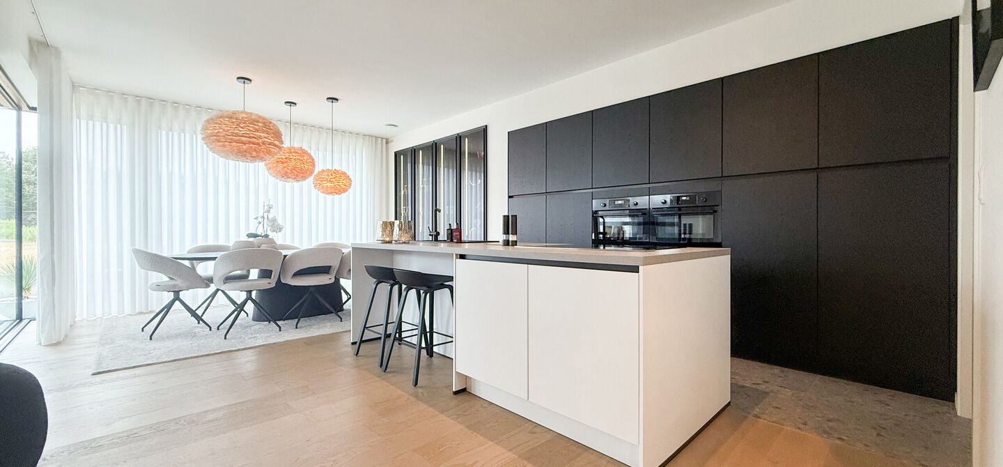 Instapklare woning met het comfort van nieuwbouw, volledig hoogwaardig afgewerkt en gebouwd in 2023, gelegen te Zwanenbergstraat 40 in Paal.
Deze moderne woning combineert een luxueuze afwerking, hedendaags wooncomfort en een uitstekende energieprestatie