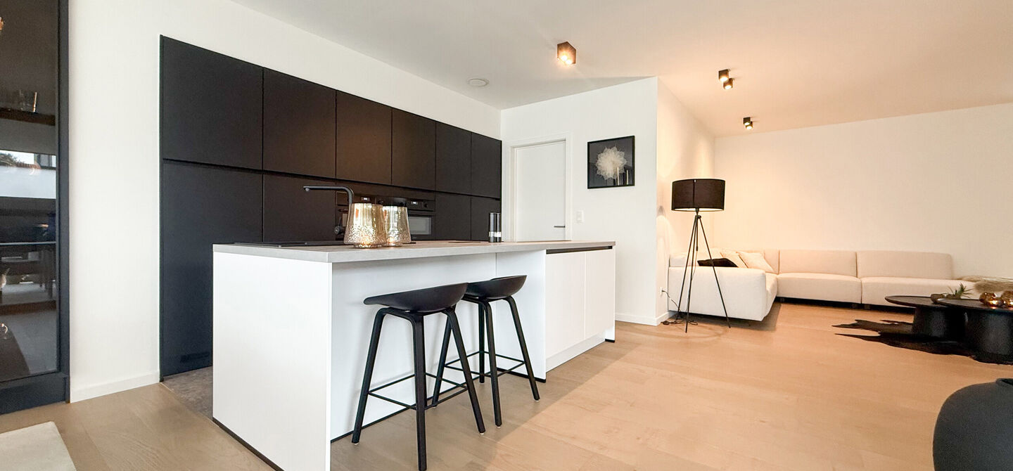 Instapklare woning met het comfort van nieuwbouw, volledig hoogwaardig afgewerkt en gebouwd in 2023, gelegen te Zwanenbergstraat 40 in Paal.
Deze moderne woning combineert een luxueuze afwerking, hedendaags wooncomfort en een uitstekende energieprestatie