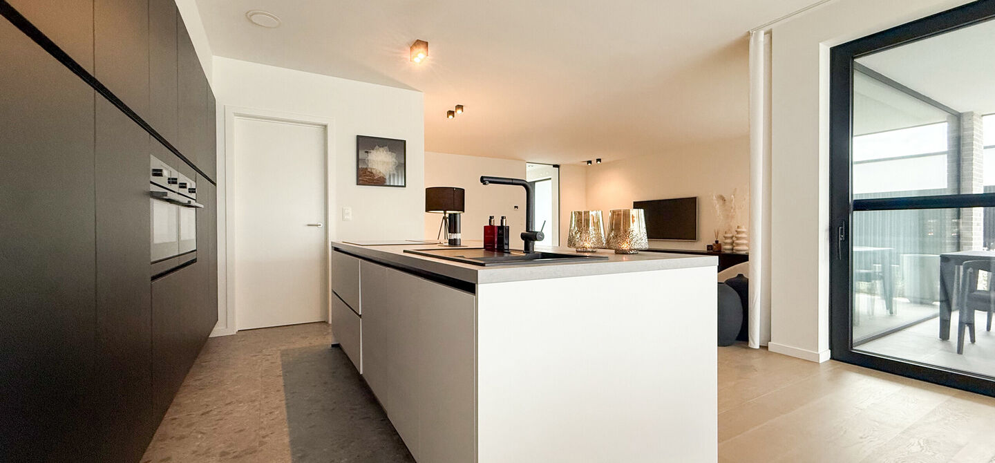 Instapklare woning met het comfort van nieuwbouw, volledig hoogwaardig afgewerkt en gebouwd in 2023, gelegen te Zwanenbergstraat 40 in Paal.
Deze moderne woning combineert een luxueuze afwerking, hedendaags wooncomfort en een uitstekende energieprestatie