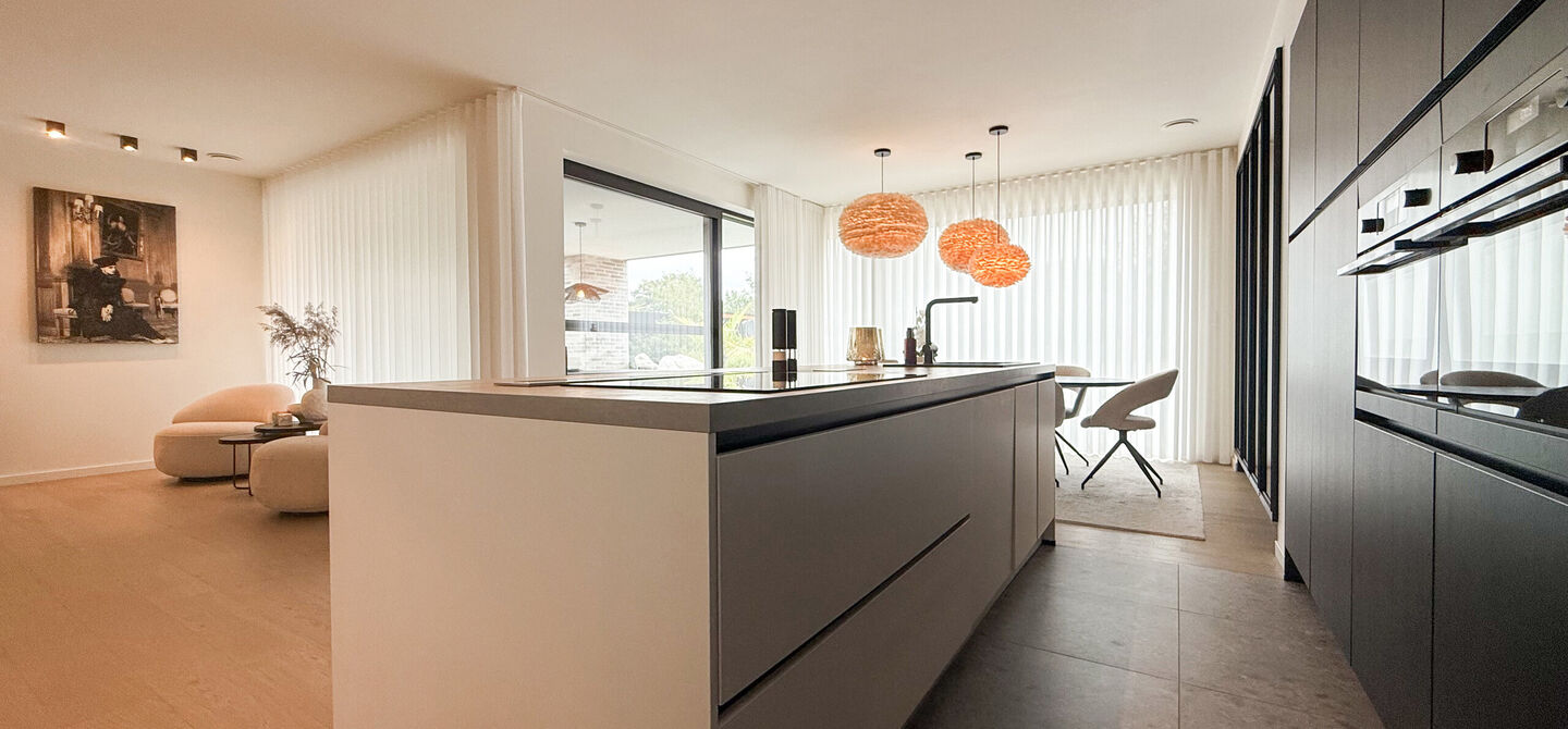 Instapklare woning met het comfort van nieuwbouw, volledig hoogwaardig afgewerkt en gebouwd in 2023, gelegen te Zwanenbergstraat 40 in Paal.
Deze moderne woning combineert een luxueuze afwerking, hedendaags wooncomfort en een uitstekende energieprestatie
