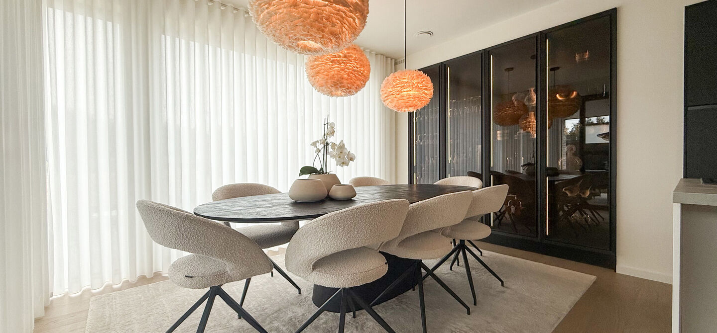Instapklare woning met het comfort van nieuwbouw, volledig hoogwaardig afgewerkt en gebouwd in 2023, gelegen te Zwanenbergstraat 40 in Paal.
Deze moderne woning combineert een luxueuze afwerking, hedendaags wooncomfort en een uitstekende energieprestatie
