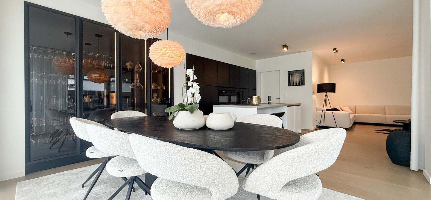 Instapklare woning met het comfort van nieuwbouw, volledig hoogwaardig afgewerkt en gebouwd in 2023, gelegen te Zwanenbergstraat 40 in Paal.
Deze moderne woning combineert een luxueuze afwerking, hedendaags wooncomfort en een uitstekende energieprestatie