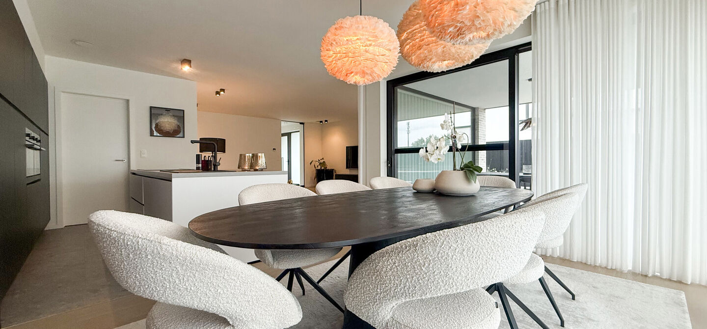 Instapklare woning met het comfort van nieuwbouw, volledig hoogwaardig afgewerkt en gebouwd in 2023, gelegen te Zwanenbergstraat 40 in Paal.
Deze moderne woning combineert een luxueuze afwerking, hedendaags wooncomfort en een uitstekende energieprestatie