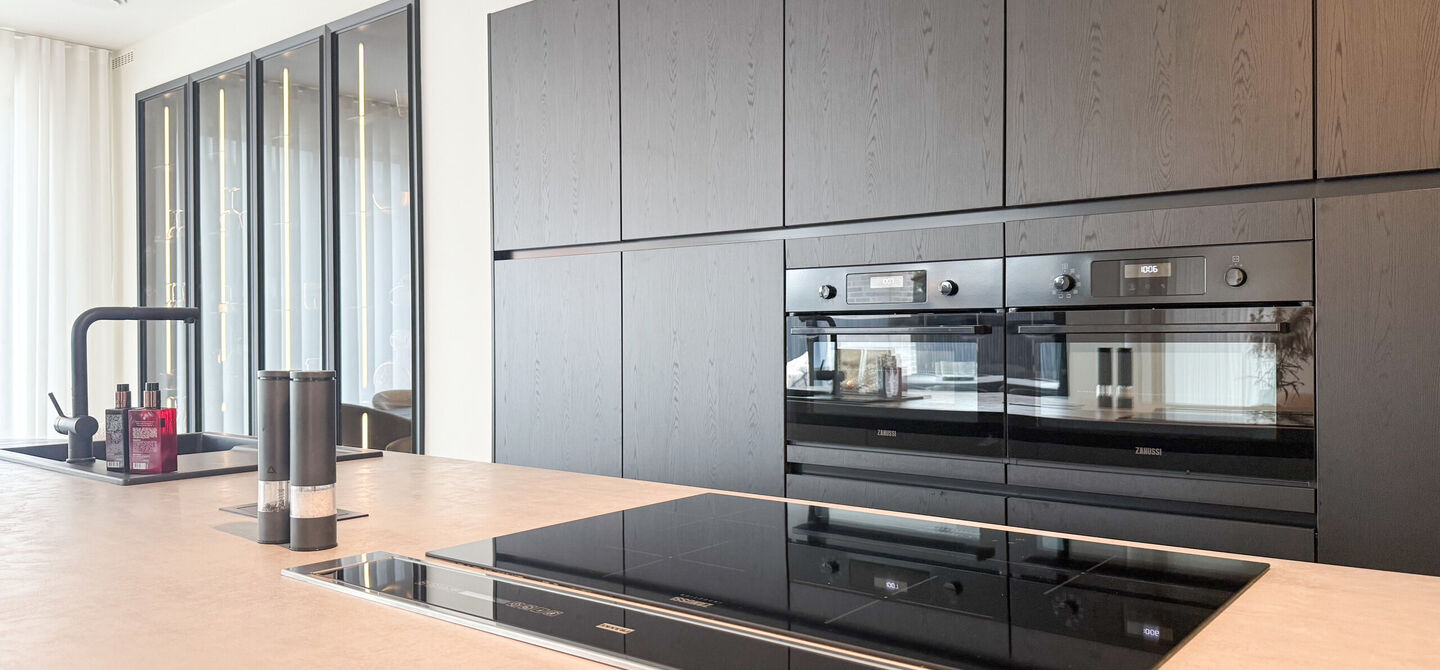 Instapklare woning met het comfort van nieuwbouw, volledig hoogwaardig afgewerkt en gebouwd in 2023, gelegen te Zwanenbergstraat 40 in Paal.
Deze moderne woning combineert een luxueuze afwerking, hedendaags wooncomfort en een uitstekende energieprestatie