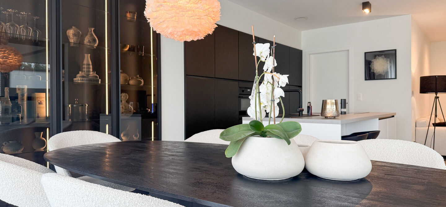 Instapklare woning met het comfort van nieuwbouw, volledig hoogwaardig afgewerkt en gebouwd in 2023, gelegen te Zwanenbergstraat 40 in Paal.
Deze moderne woning combineert een luxueuze afwerking, hedendaags wooncomfort en een uitstekende energieprestatie