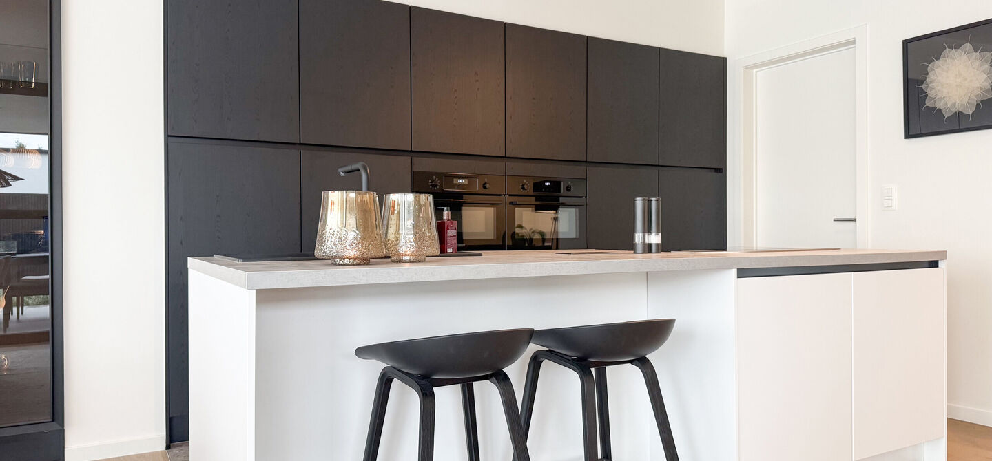 Instapklare woning met het comfort van nieuwbouw, volledig hoogwaardig afgewerkt en gebouwd in 2023, gelegen te Zwanenbergstraat 40 in Paal.
Deze moderne woning combineert een luxueuze afwerking, hedendaags wooncomfort en een uitstekende energieprestatie