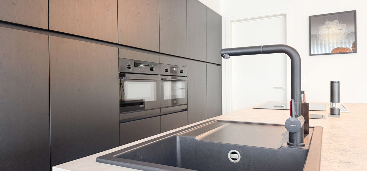 Instapklare woning met het comfort van nieuwbouw, volledig hoogwaardig afgewerkt en gebouwd in 2023, gelegen te Zwanenbergstraat 40 in Paal.
Deze moderne woning combineert een luxueuze afwerking, hedendaags wooncomfort en een uitstekende energieprestatie