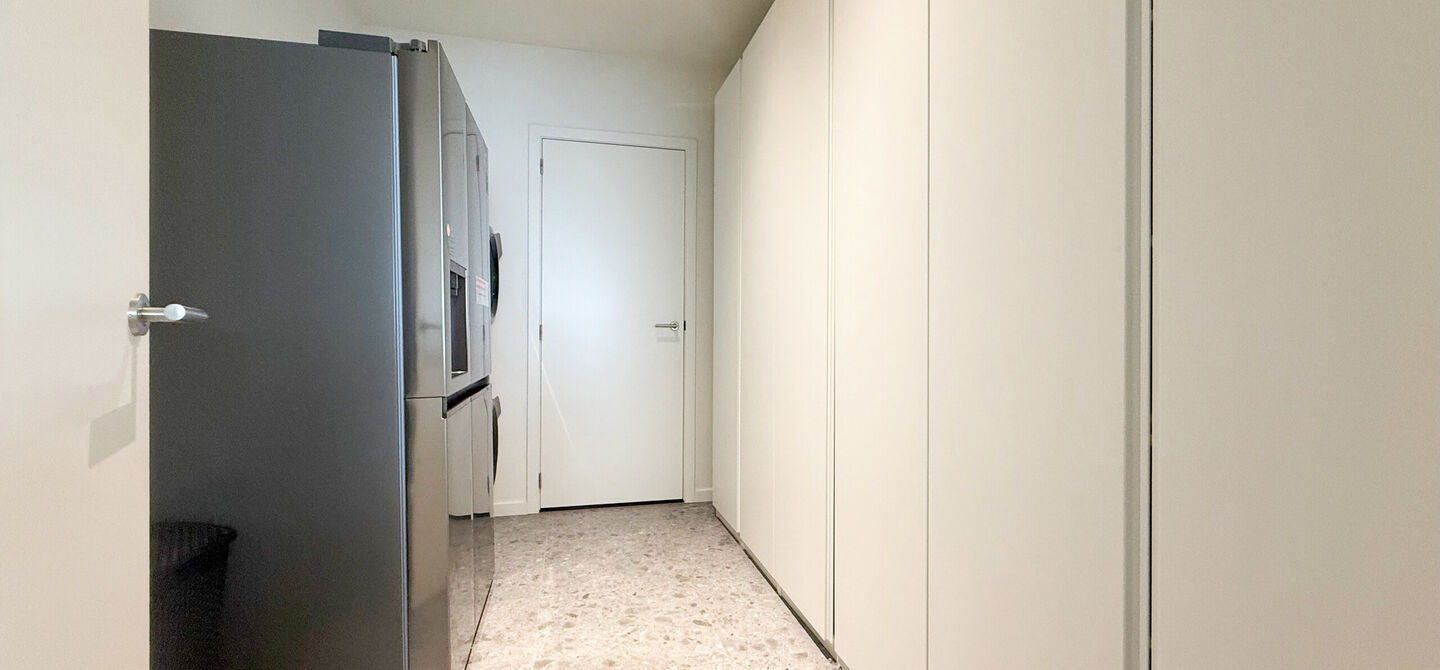 Instapklare woning met het comfort van nieuwbouw, volledig hoogwaardig afgewerkt en gebouwd in 2023, gelegen te Zwanenbergstraat 40 in Paal.
Deze moderne woning combineert een luxueuze afwerking, hedendaags wooncomfort en een uitstekende energieprestatie