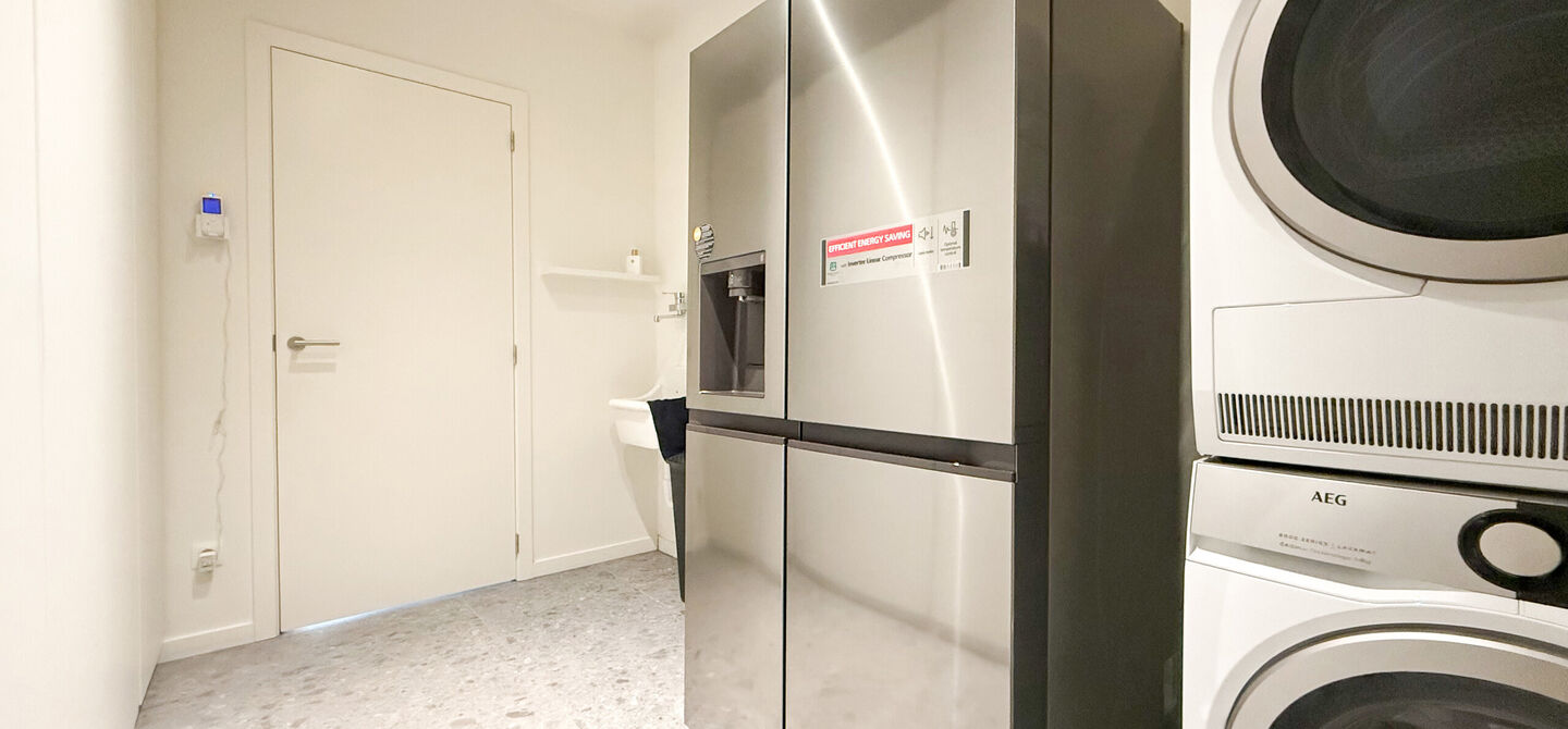 Instapklare woning met het comfort van nieuwbouw, volledig hoogwaardig afgewerkt en gebouwd in 2023, gelegen te Zwanenbergstraat 40 in Paal.
Deze moderne woning combineert een luxueuze afwerking, hedendaags wooncomfort en een uitstekende energieprestatie