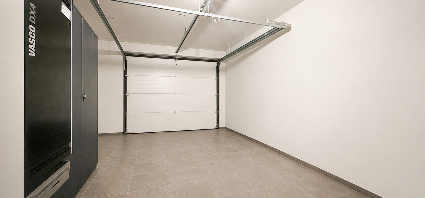 Instapklare woning met het comfort van nieuwbouw, volledig hoogwaardig afgewerkt en gebouwd in 2023, gelegen te Zwanenbergstraat 40 in Paal.
Deze moderne woning combineert een luxueuze afwerking, hedendaags wooncomfort en een uitstekende energieprestatie