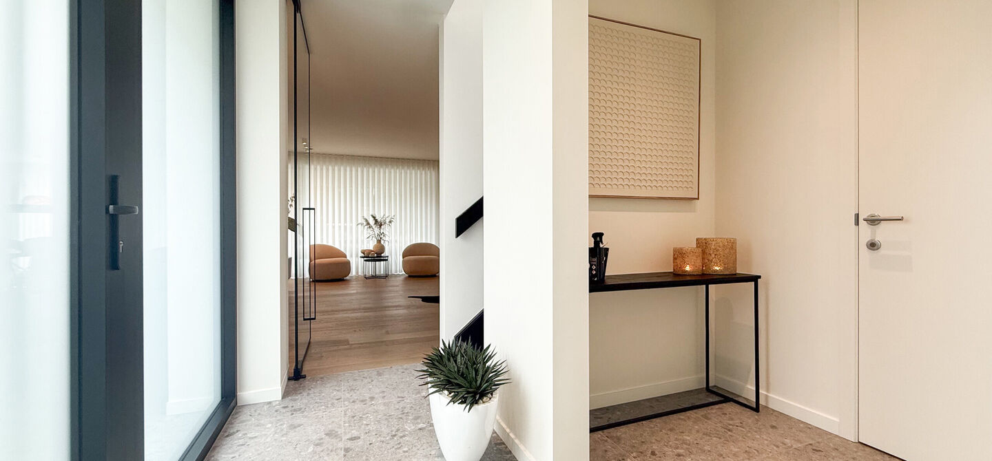 Instapklare woning met het comfort van nieuwbouw, volledig hoogwaardig afgewerkt en gebouwd in 2023, gelegen te Zwanenbergstraat 40 in Paal.
Deze moderne woning combineert een luxueuze afwerking, hedendaags wooncomfort en een uitstekende energieprestatie