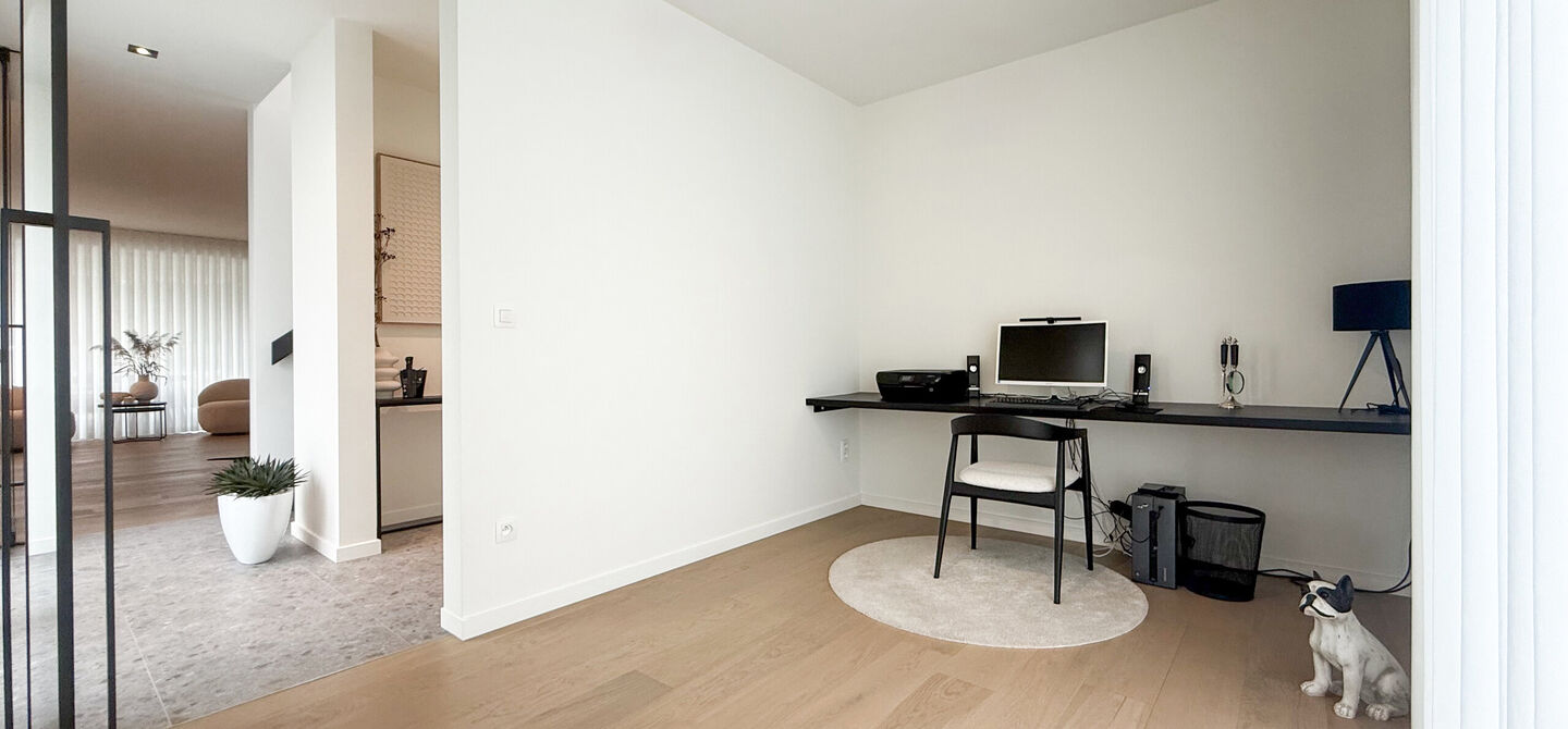 Instapklare woning met het comfort van nieuwbouw, volledig hoogwaardig afgewerkt en gebouwd in 2023, gelegen te Zwanenbergstraat 40 in Paal.
Deze moderne woning combineert een luxueuze afwerking, hedendaags wooncomfort en een uitstekende energieprestatie