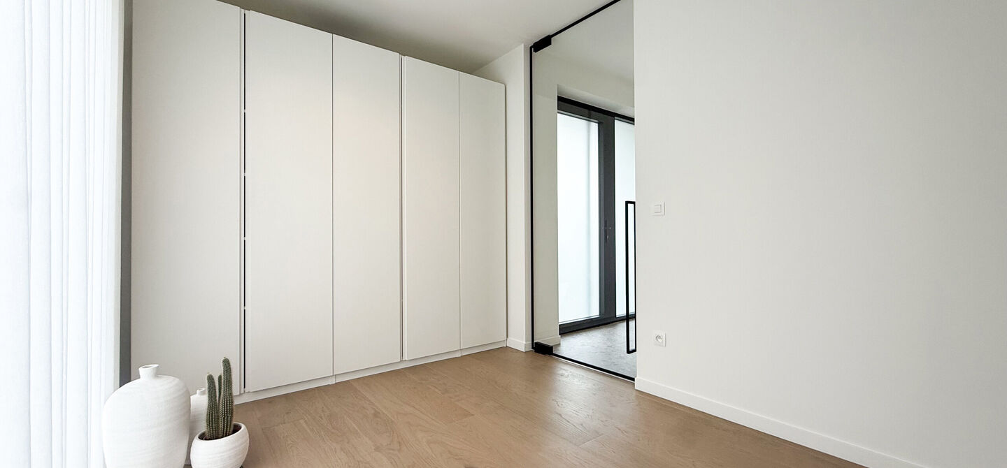 Instapklare woning met het comfort van nieuwbouw, volledig hoogwaardig afgewerkt en gebouwd in 2023, gelegen te Zwanenbergstraat 40 in Paal.
Deze moderne woning combineert een luxueuze afwerking, hedendaags wooncomfort en een uitstekende energieprestatie