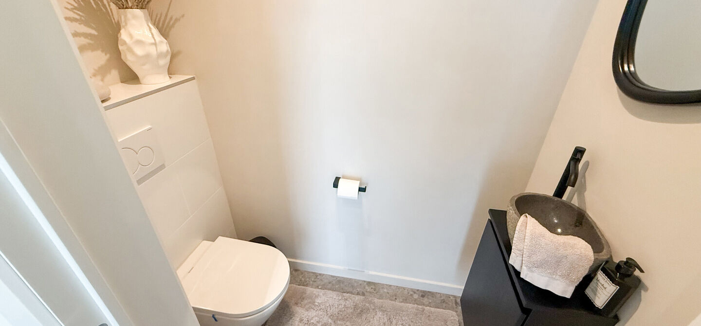 Instapklare woning met het comfort van nieuwbouw, volledig hoogwaardig afgewerkt en gebouwd in 2023, gelegen te Zwanenbergstraat 40 in Paal.
Deze moderne woning combineert een luxueuze afwerking, hedendaags wooncomfort en een uitstekende energieprestatie