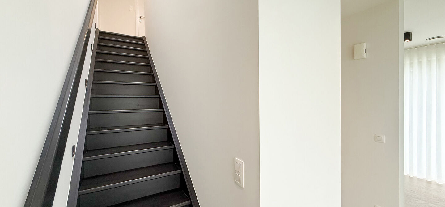 Instapklare woning met het comfort van nieuwbouw, volledig hoogwaardig afgewerkt en gebouwd in 2023, gelegen te Zwanenbergstraat 40 in Paal.
Deze moderne woning combineert een luxueuze afwerking, hedendaags wooncomfort en een uitstekende energieprestatie