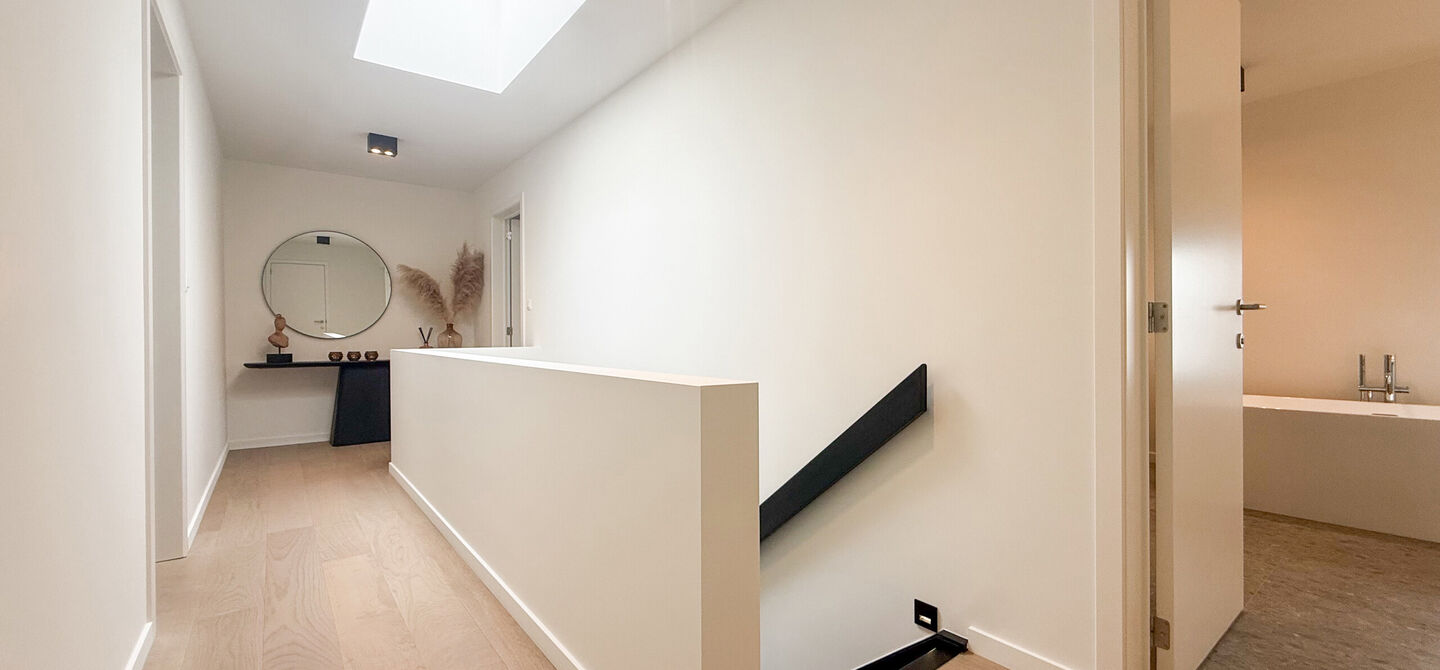 Instapklare woning met het comfort van nieuwbouw, volledig hoogwaardig afgewerkt en gebouwd in 2023, gelegen te Zwanenbergstraat 40 in Paal.
Deze moderne woning combineert een luxueuze afwerking, hedendaags wooncomfort en een uitstekende energieprestatie