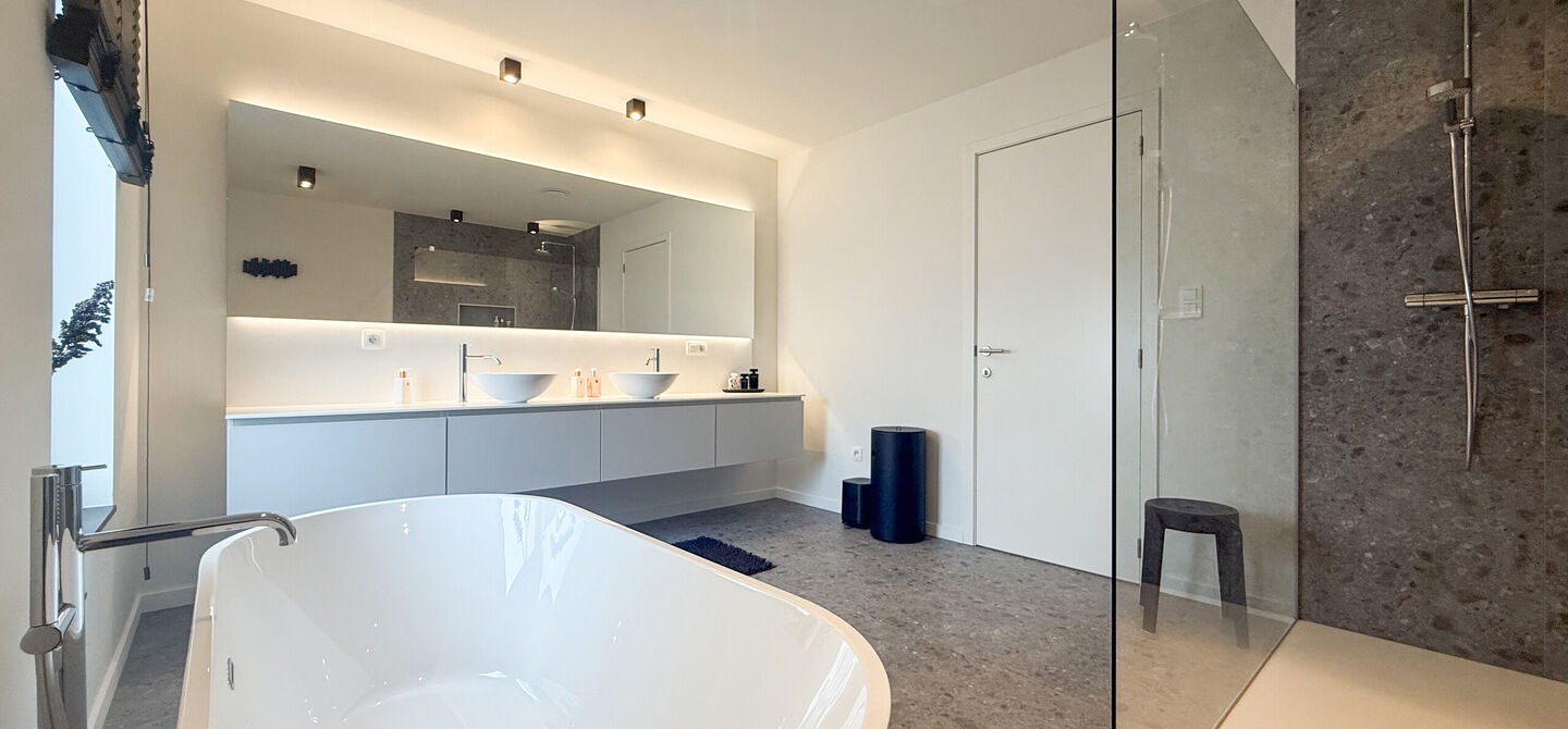 Instapklare woning met het comfort van nieuwbouw, volledig hoogwaardig afgewerkt en gebouwd in 2023, gelegen te Zwanenbergstraat 40 in Paal.
Deze moderne woning combineert een luxueuze afwerking, hedendaags wooncomfort en een uitstekende energieprestatie
