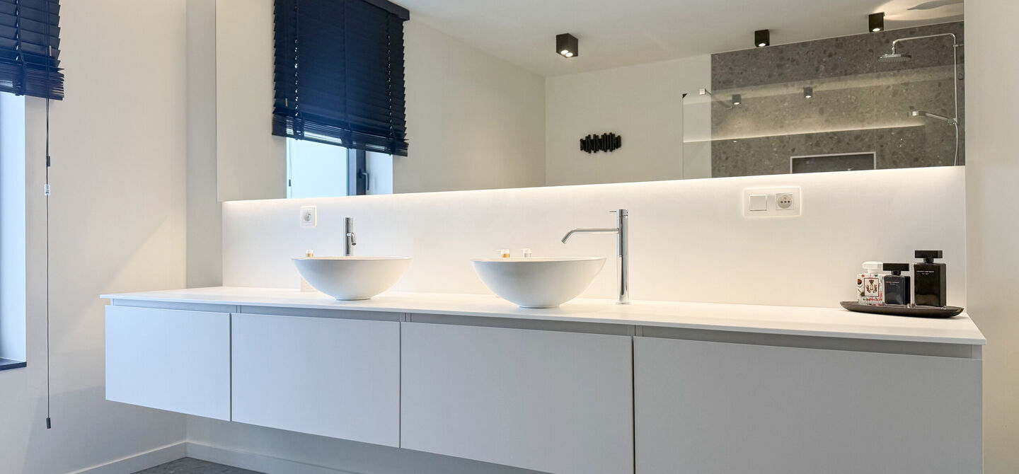 Instapklare woning met het comfort van nieuwbouw, volledig hoogwaardig afgewerkt en gebouwd in 2023, gelegen te Zwanenbergstraat 40 in Paal.
Deze moderne woning combineert een luxueuze afwerking, hedendaags wooncomfort en een uitstekende energieprestatie