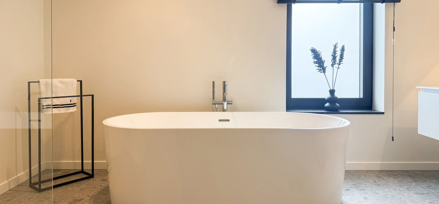 Instapklare woning met het comfort van nieuwbouw, volledig hoogwaardig afgewerkt en gebouwd in 2023, gelegen te Zwanenbergstraat 40 in Paal.
Deze moderne woning combineert een luxueuze afwerking, hedendaags wooncomfort en een uitstekende energieprestatie