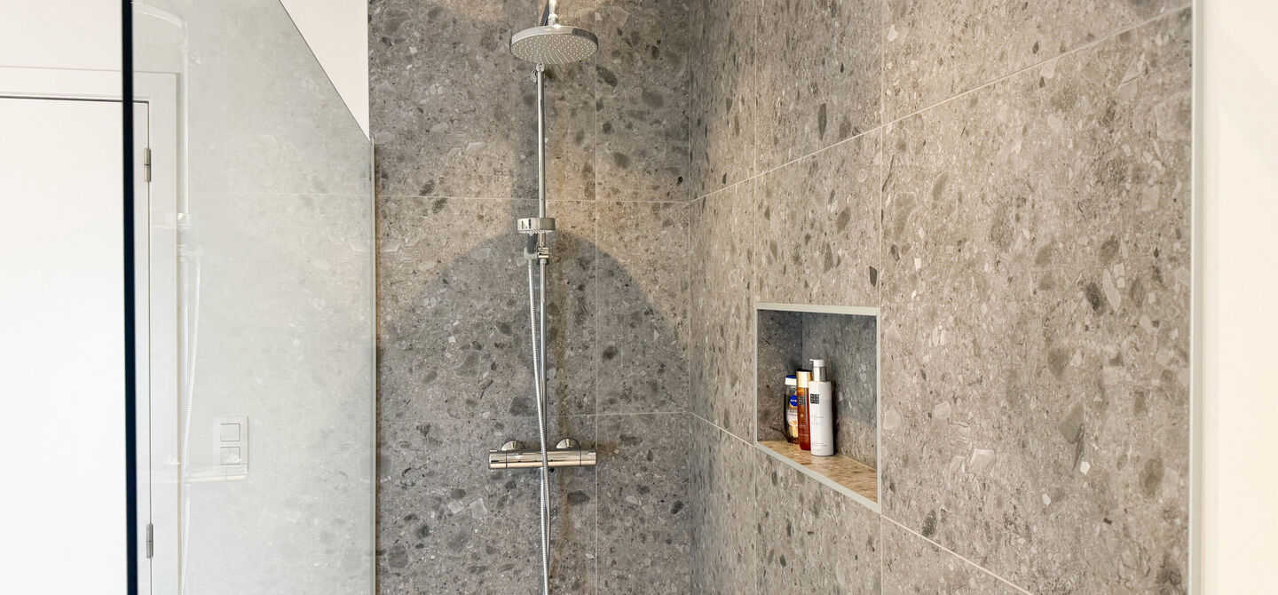 Instapklare woning met het comfort van nieuwbouw, volledig hoogwaardig afgewerkt en gebouwd in 2023, gelegen te Zwanenbergstraat 40 in Paal.
Deze moderne woning combineert een luxueuze afwerking, hedendaags wooncomfort en een uitstekende energieprestatie