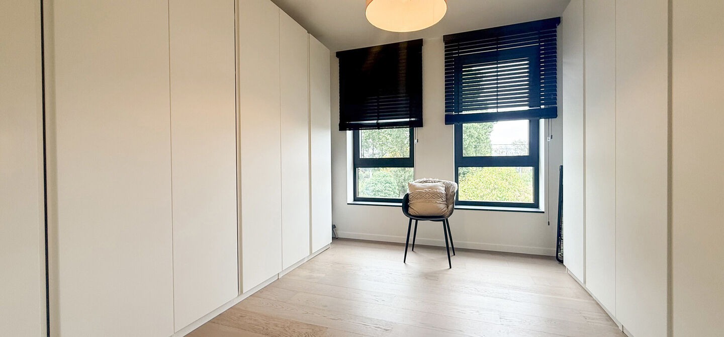 Instapklare woning met het comfort van nieuwbouw, volledig hoogwaardig afgewerkt en gebouwd in 2023, gelegen te Zwanenbergstraat 40 in Paal.
Deze moderne woning combineert een luxueuze afwerking, hedendaags wooncomfort en een uitstekende energieprestatie