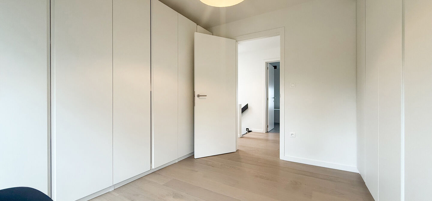 Instapklare woning met het comfort van nieuwbouw, volledig hoogwaardig afgewerkt en gebouwd in 2023, gelegen te Zwanenbergstraat 40 in Paal.
Deze moderne woning combineert een luxueuze afwerking, hedendaags wooncomfort en een uitstekende energieprestatie