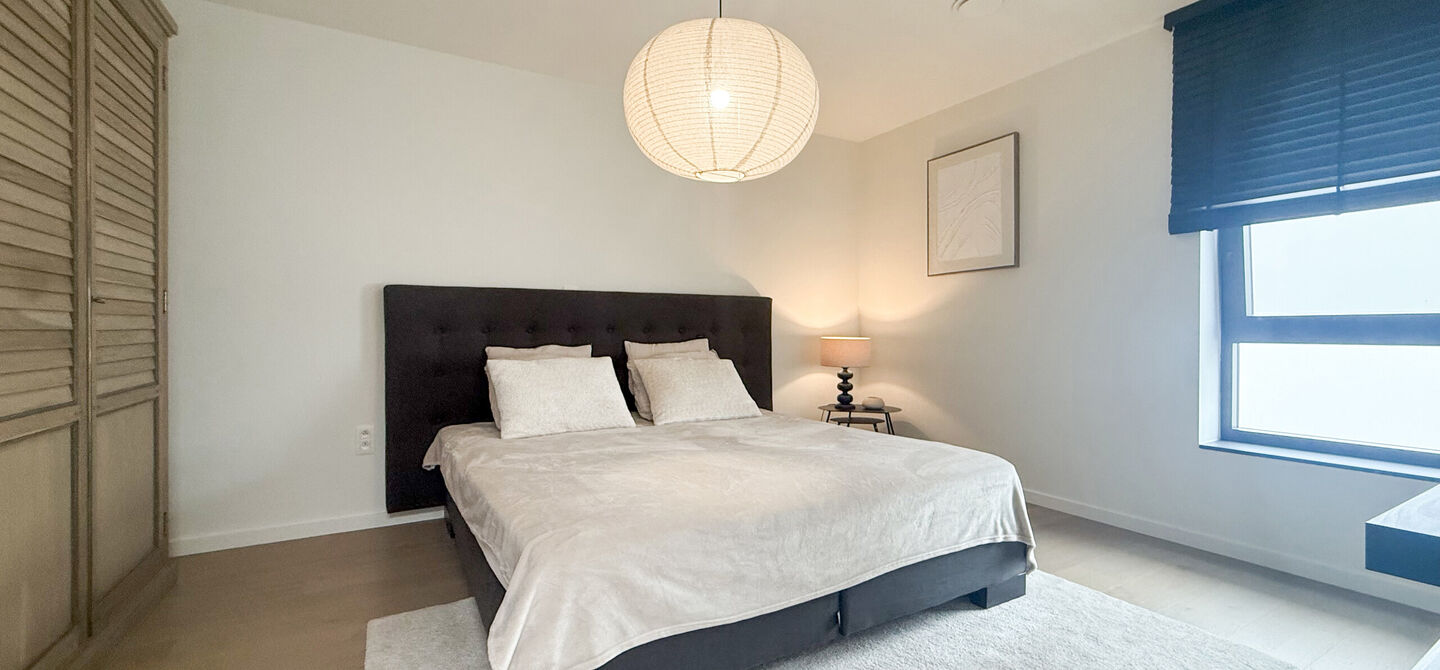 Instapklare woning met het comfort van nieuwbouw, volledig hoogwaardig afgewerkt en gebouwd in 2023, gelegen te Zwanenbergstraat 40 in Paal.
Deze moderne woning combineert een luxueuze afwerking, hedendaags wooncomfort en een uitstekende energieprestatie