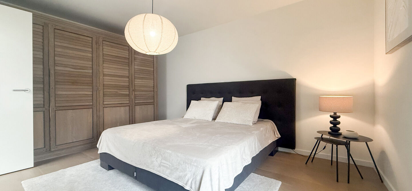 Instapklare woning met het comfort van nieuwbouw, volledig hoogwaardig afgewerkt en gebouwd in 2023, gelegen te Zwanenbergstraat 40 in Paal.
Deze moderne woning combineert een luxueuze afwerking, hedendaags wooncomfort en een uitstekende energieprestatie