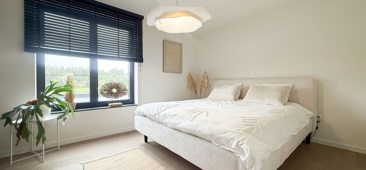 Instapklare woning met het comfort van nieuwbouw, volledig hoogwaardig afgewerkt en gebouwd in 2023, gelegen te Zwanenbergstraat 40 in Paal.
Deze moderne woning combineert een luxueuze afwerking, hedendaags wooncomfort en een uitstekende energieprestatie