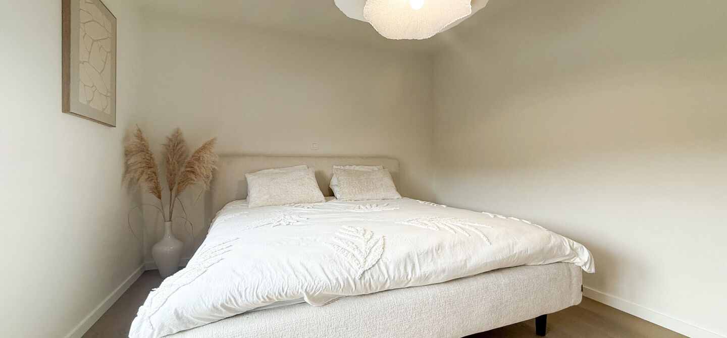 Instapklare woning met het comfort van nieuwbouw, volledig hoogwaardig afgewerkt en gebouwd in 2023, gelegen te Zwanenbergstraat 40 in Paal.
Deze moderne woning combineert een luxueuze afwerking, hedendaags wooncomfort en een uitstekende energieprestatie