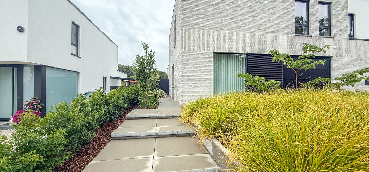 Instapklare woning met het comfort van nieuwbouw, volledig hoogwaardig afgewerkt en gebouwd in 2023, gelegen te Zwanenbergstraat 40 in Paal.
Deze moderne woning combineert een luxueuze afwerking, hedendaags wooncomfort en een uitstekende energieprestatie