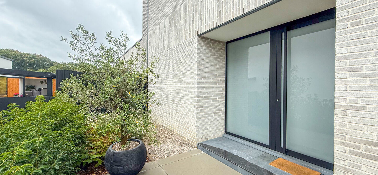 Instapklare woning met het comfort van nieuwbouw, volledig hoogwaardig afgewerkt en gebouwd in 2023, gelegen te Zwanenbergstraat 40 in Paal.
Deze moderne woning combineert een luxueuze afwerking, hedendaags wooncomfort en een uitstekende energieprestatie