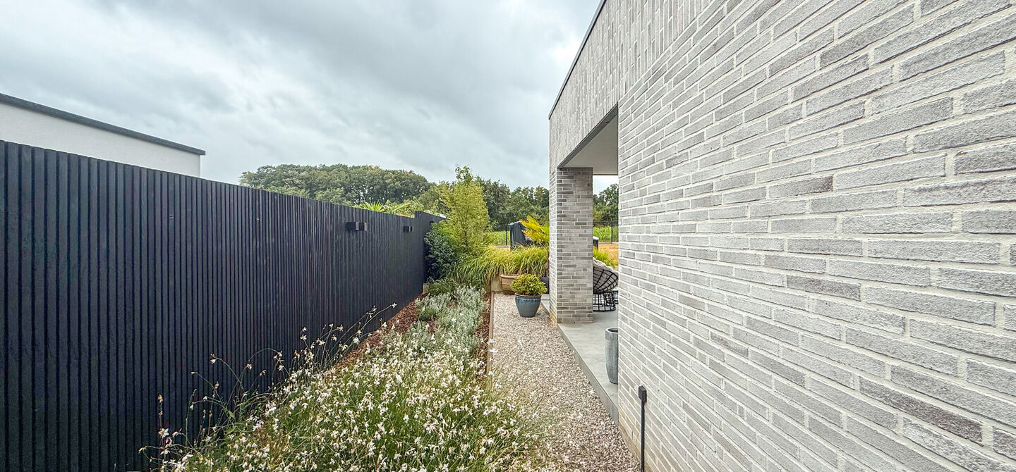 Instapklare woning met het comfort van nieuwbouw, volledig hoogwaardig afgewerkt en gebouwd in 2023, gelegen te Zwanenbergstraat 40 in Paal.
Deze moderne woning combineert een luxueuze afwerking, hedendaags wooncomfort en een uitstekende energieprestatie