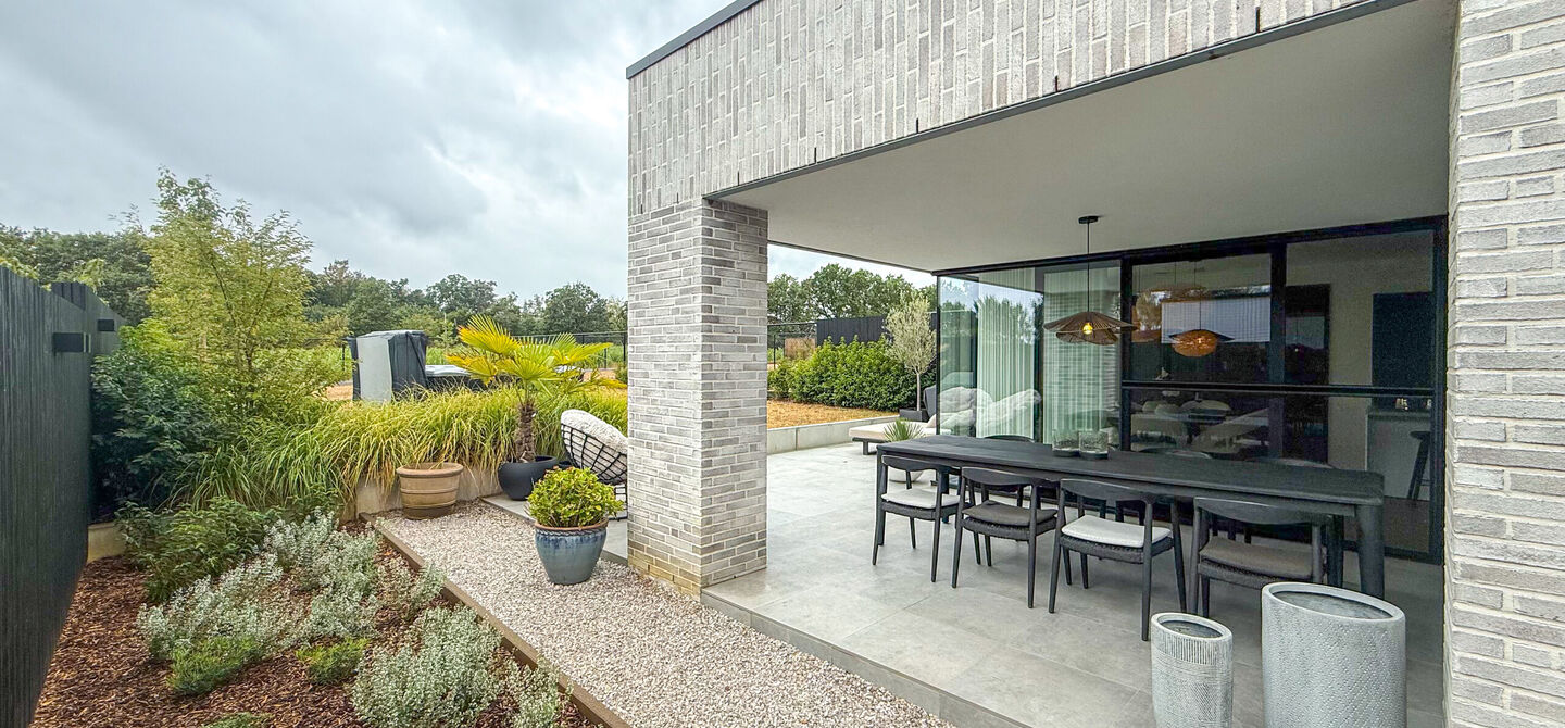 Instapklare woning met het comfort van nieuwbouw, volledig hoogwaardig afgewerkt en gebouwd in 2023, gelegen te Zwanenbergstraat 40 in Paal.
Deze moderne woning combineert een luxueuze afwerking, hedendaags wooncomfort en een uitstekende energieprestatie