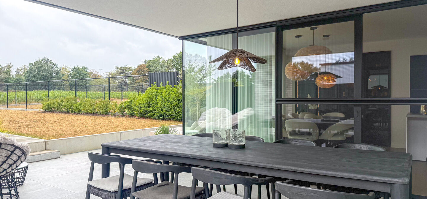 Instapklare woning met het comfort van nieuwbouw, volledig hoogwaardig afgewerkt en gebouwd in 2023, gelegen te Zwanenbergstraat 40 in Paal.
Deze moderne woning combineert een luxueuze afwerking, hedendaags wooncomfort en een uitstekende energieprestatie