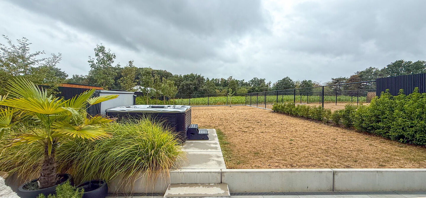 Instapklare woning met het comfort van nieuwbouw, volledig hoogwaardig afgewerkt en gebouwd in 2023, gelegen te Zwanenbergstraat 40 in Paal.
Deze moderne woning combineert een luxueuze afwerking, hedendaags wooncomfort en een uitstekende energieprestatie