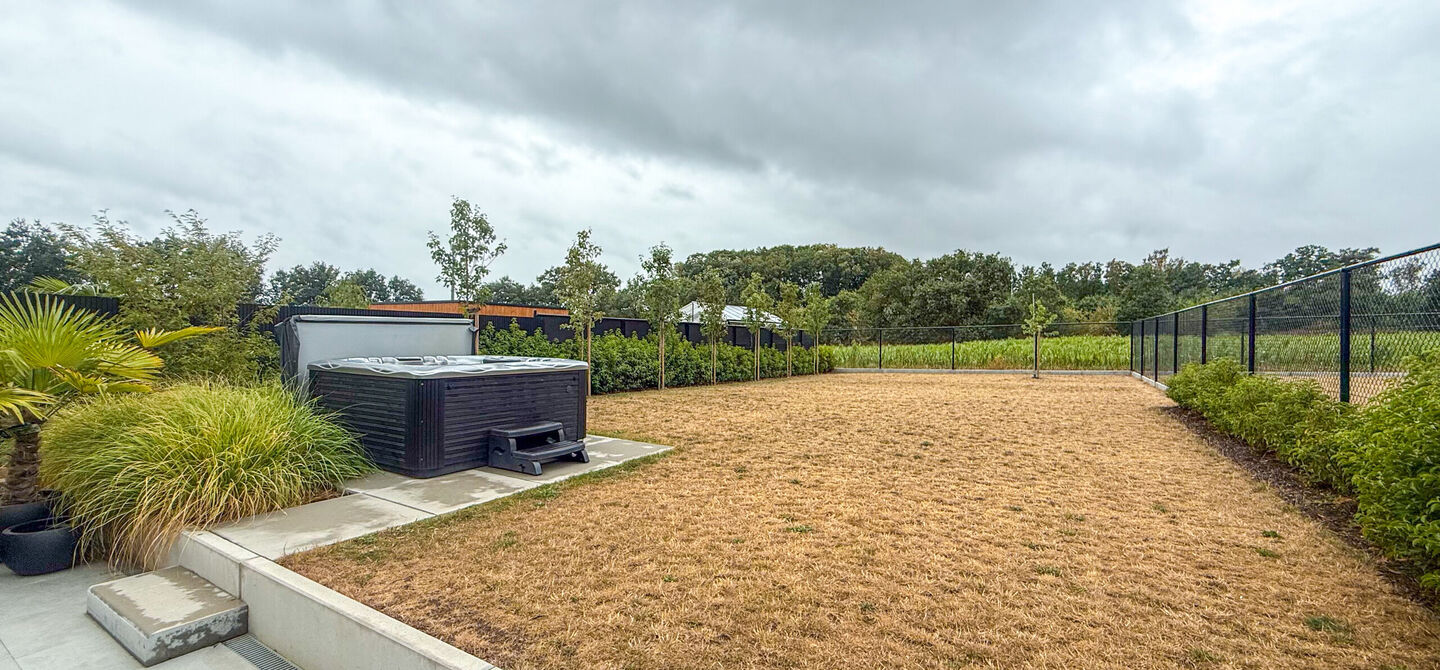 Instapklare woning met het comfort van nieuwbouw, volledig hoogwaardig afgewerkt en gebouwd in 2023, gelegen te Zwanenbergstraat 40 in Paal.
Deze moderne woning combineert een luxueuze afwerking, hedendaags wooncomfort en een uitstekende energieprestatie