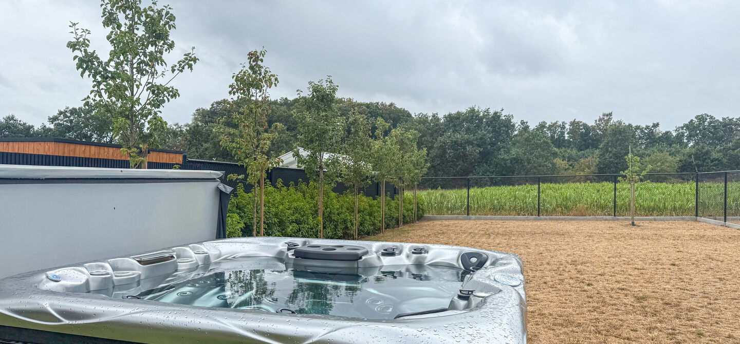 Instapklare woning met het comfort van nieuwbouw, volledig hoogwaardig afgewerkt en gebouwd in 2023, gelegen te Zwanenbergstraat 40 in Paal.
Deze moderne woning combineert een luxueuze afwerking, hedendaags wooncomfort en een uitstekende energieprestatie