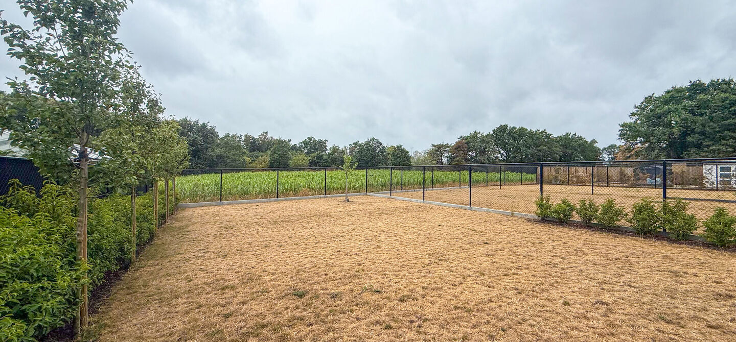Instapklare woning met het comfort van nieuwbouw, volledig hoogwaardig afgewerkt en gebouwd in 2023, gelegen te Zwanenbergstraat 40 in Paal.
Deze moderne woning combineert een luxueuze afwerking, hedendaags wooncomfort en een uitstekende energieprestatie